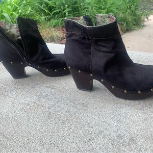 BC Footwear Black Heeled Clogs